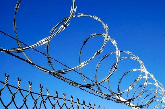 Колючий дріт йогоза для забору та огородження